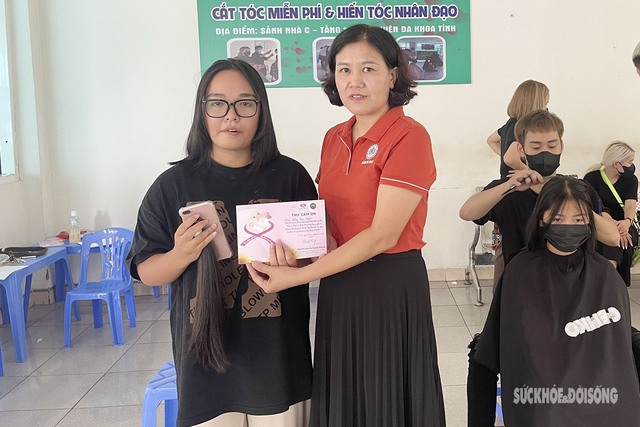 Trẻ em vùng cao hiến tóc tặng các 'chiến binh' đang điều trị ung thư ở Hà Nội - Ảnh 3.