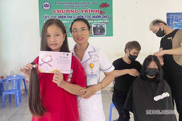 Trẻ em vùng cao hiến tóc tặng các 'chiến binh' đang điều trị ung thư ở Hà Nội - Ảnh 4.