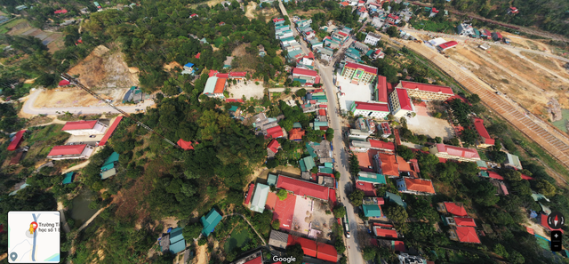 Bất ngờ phát hiện vật thể nghi là bom ngay trong khuôn viên trường tiểu học - Ảnh 2.