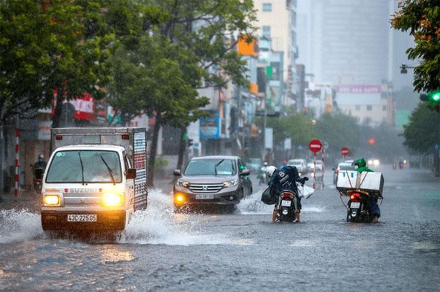 Mưa lớn sắp lan ra miền Bắc, nguy cơ sạt lở ở miền Trung vẫn rất cao - Ảnh 2.