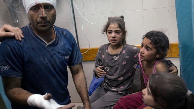 Vụ nổ bệnh viện ở Gaza khiến hàng trăm người thiệt mạng, Hamas và Israel đổ lỗi cho nhau   - Ảnh 2.
