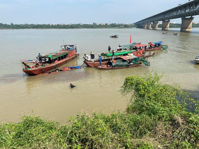 Một người tử vong sau va chạm sà lan và tàu đánh cá trên sông Hồng - Ảnh 1.