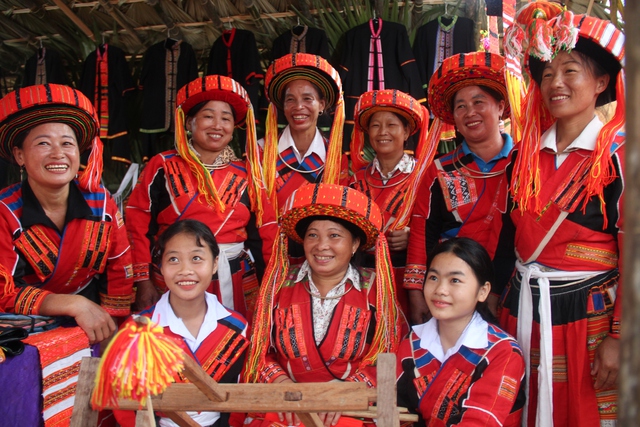 Phụ nữ Pà Thẻn ở Tuyên Quang và những đôi tay dẻo dai, thuần thục dệt áo từ thuở lên ba - Ảnh 6.