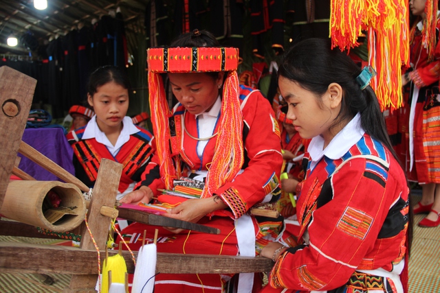 Phụ nữ Pà Thẻn ở Tuyên Quang và những đôi tay dẻo dai, thuần thục dệt áo từ thuở lên ba - Ảnh 2.