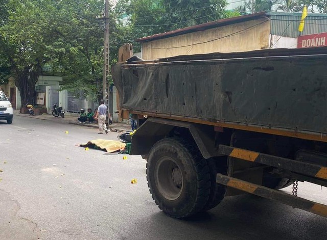 Hà Nội: Vượt xe tải bất thành, nam thanh niên tử vong tại chỗ - Ảnh 2.