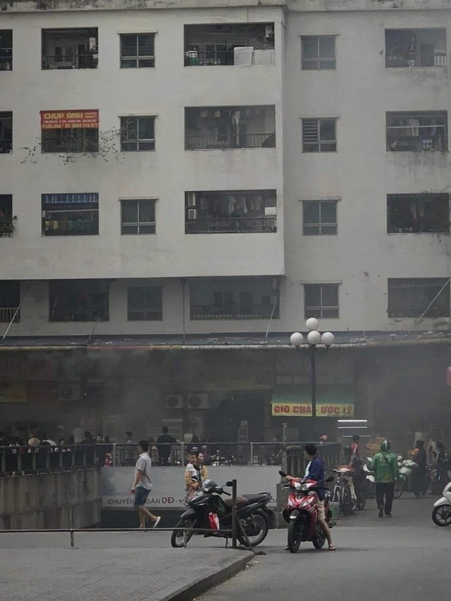 Lại cháy chung cư tại Hà Nội, người dân &quot;xông pha&quot; dập lửa - Ảnh 3.