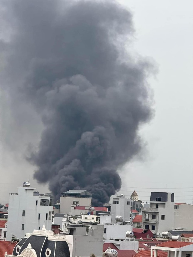 Lại cháy lớn tại một kho vải gần chợ Ninh Hiệp - Ảnh 2.