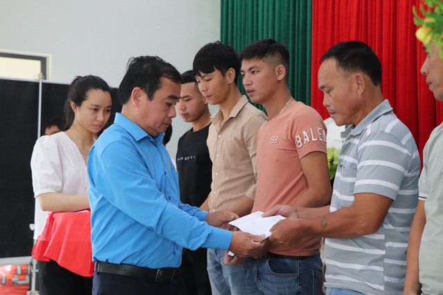 Tổng LĐLĐ Việt Nam thăm hỏi, hỗ trợ ngư dân Quảng Nam gặp nạn - Ảnh 3.