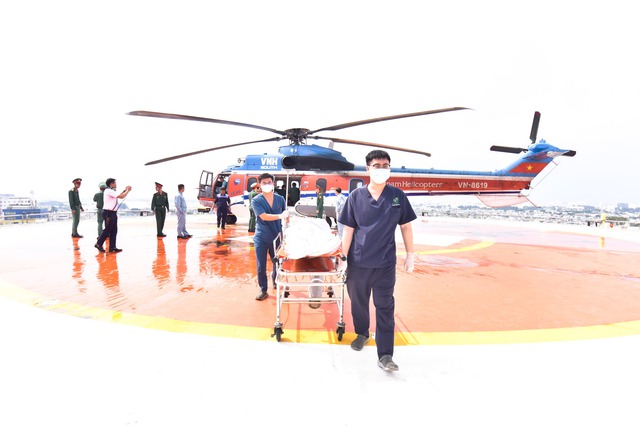 Trực thăng đưa 2 bệnh nhân nguy kịch từ đảo Song Tử Tây và đảo Sinh Tồn về đất liền điều trị - Ảnh 3.