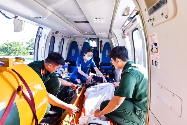 Trực thăng đưa 2 bệnh nhân nguy kịch từ đảo Song Tử Tây và đảo Sinh Tồn về đất liền điều trị - Ảnh 2.