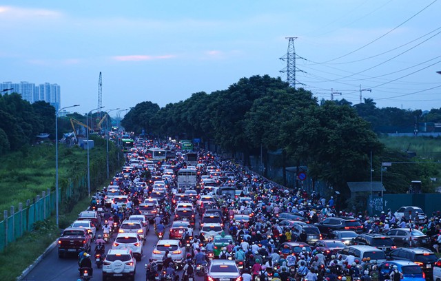 Đại lộ Thăng Long là 1 trong những thường xuyên xảy ra ùn tắc, thời gian tới khi thực hiện cấm đường và điều chỉnh giao thông có thể khiến tình hình trở nên tệ hơn nếu phân luồng không tốt.
