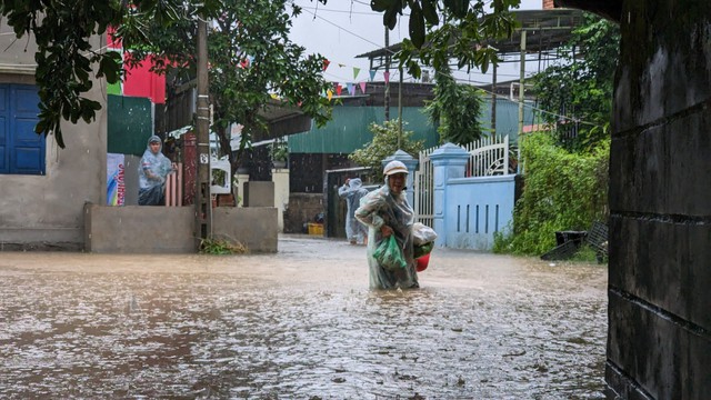 Nhiều tuyến đường, nhà dân ở Quảng Trị ngập cục bộ do mưa lớn - Ảnh 6.
