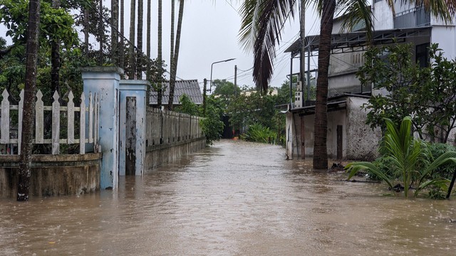 Nhiều tuyến đường, nhà dân ở Quảng Trị ngập cục bộ do mưa lớn - Ảnh 10.