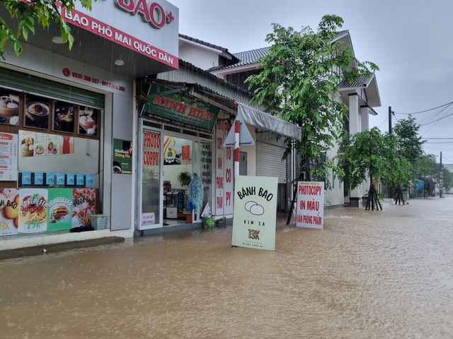 Nhiều tuyến đường, nhà dân ở Quảng Trị ngập cục bộ do mưa lớn - Ảnh 2.