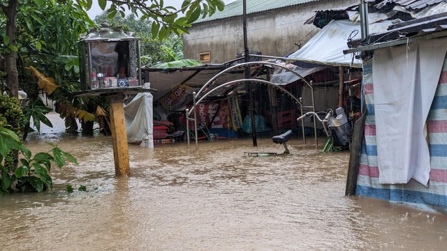 Nhiều tuyến đường, nhà dân ở Quảng Trị ngập cục bộ do mưa lớn - Ảnh 4.