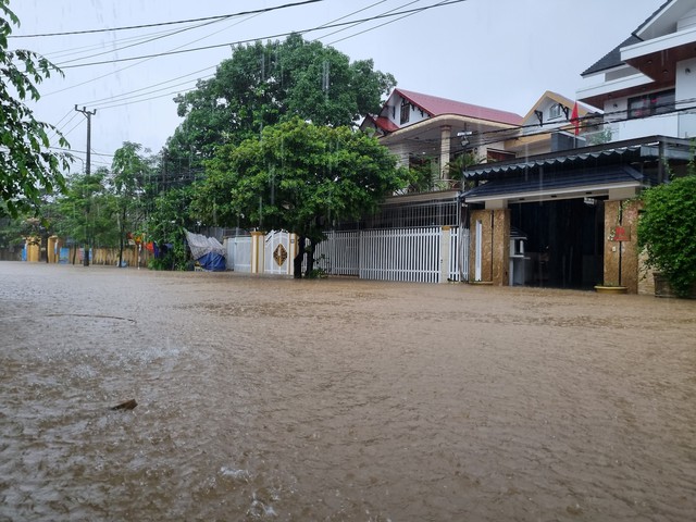 Nhiều tuyến đường, nhà dân ở Quảng Trị ngập cục bộ do mưa lớn - Ảnh 1.