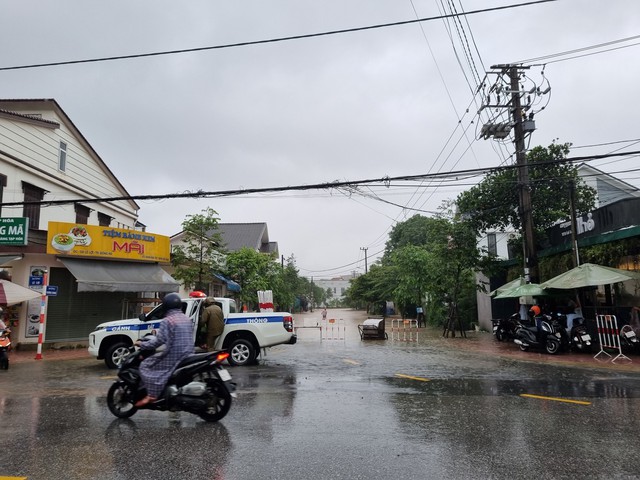 Nhiều tuyến đường, nhà dân ở Quảng Trị ngập cục bộ do mưa lớn - Ảnh 8.