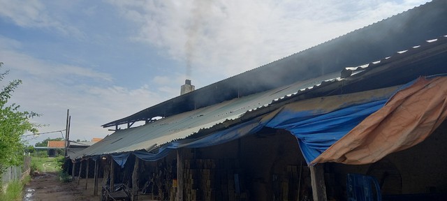Lò gạch liên tục nhả khói trong thị xã - Ảnh 2. Lò gạch liên tục nhả khói trong thị xã - Ảnh 2.