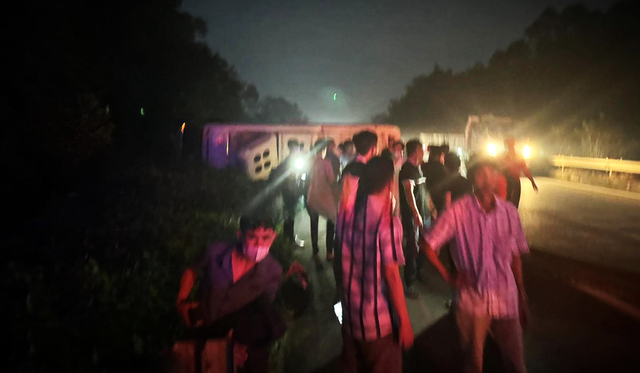 Xe khách chở 10 người gặp tai nạn lật xe trên cao tốc Nội Bài - Lào Cai - Ảnh 4.