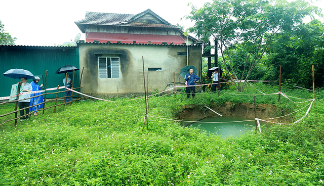 Nguyên nhân xuất hiện hố sụt sâu 12m sát nhà dân ở Quảng Bình - Ảnh 1.