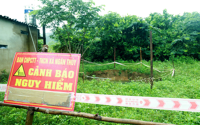 Nguyên nhân xuất hiện hố sụt sâu 12m sát nhà dân ở Quảng Bình - Ảnh 2.