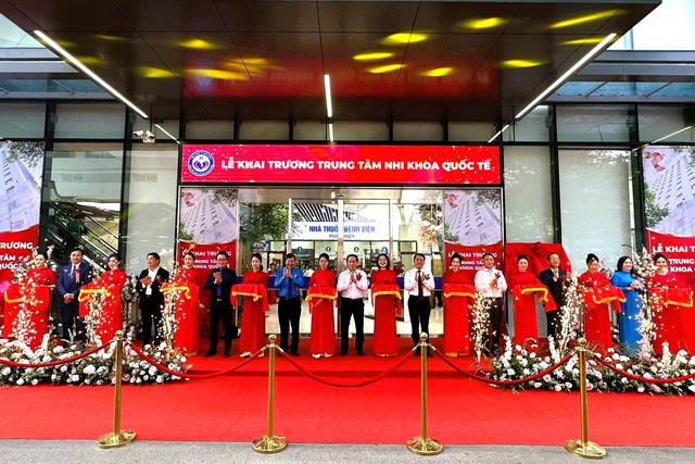 Hải Phòng: Khai trương Trung tâm Nhi khoa Quốc tế và gắn biển chào mừng Đại hội 13 Công đoàn Việt Nam - Ảnh 1.