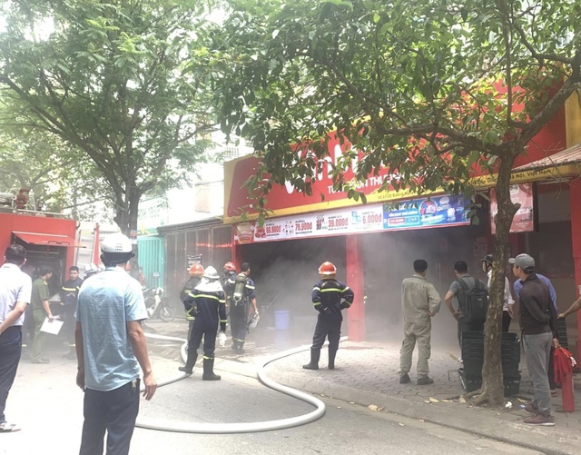 Cháy tại siêu thị Winmart ở Mai Dịch, Hà Nội - Ảnh 1.