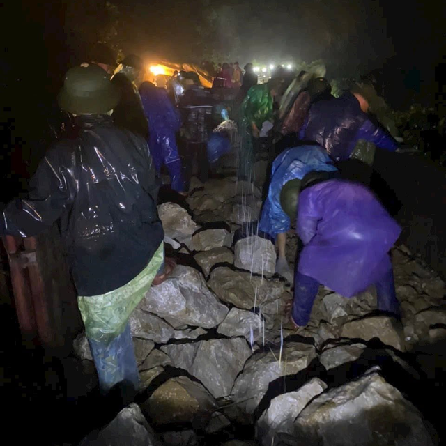 Hàng trăm công nhân xuyên đêm 'đội mưa' vá đường sắt - Ảnh 4.