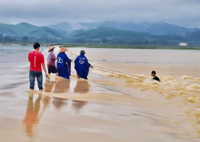 Thủ tướng chia buồn tới gia đình có người gặp nạn do mưa lũ và chỉ đạo ứng phó - Ảnh 1.