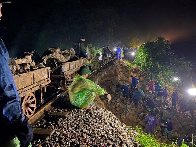 Hàng trăm công nhân xuyên đêm 'đội mưa' vá đường sắt - Ảnh 3.