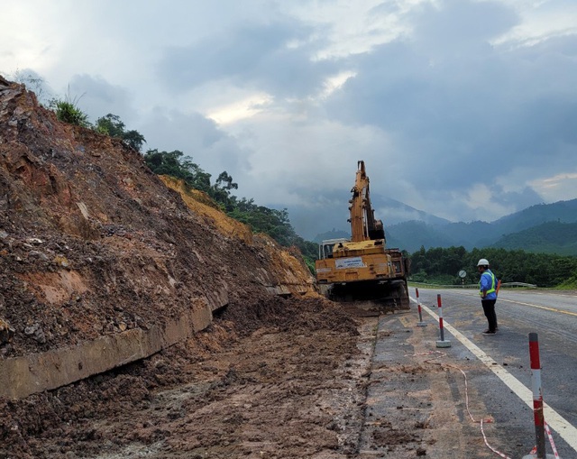 Sạt lở trên cao tốc La Sơn - Tuý Loan, lượng lớn đất đá tràn xuống đường - Ảnh 2.