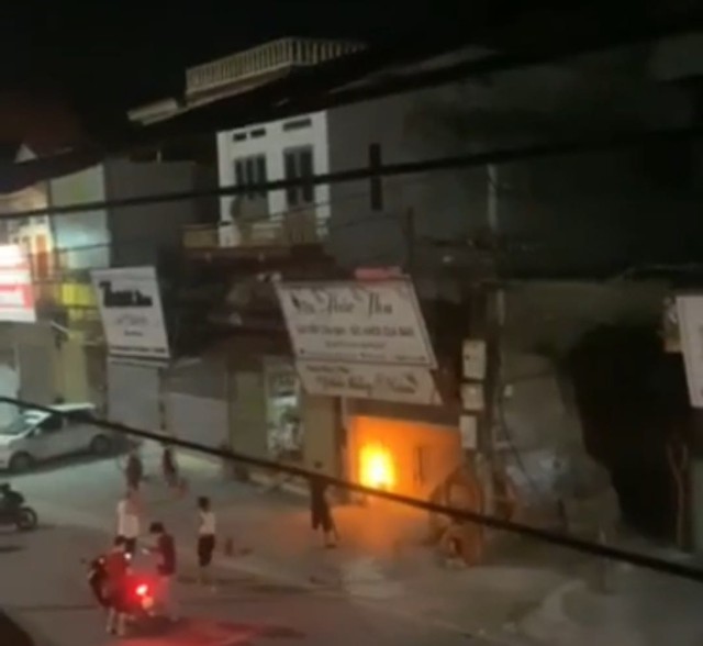 Giữa đêm 4/10, tại thị trấn Kẻ Sặt, Hải Dương bất ngờ xảy ra cháy 1 cơ sở kinh doanh spa, làm đẹp.