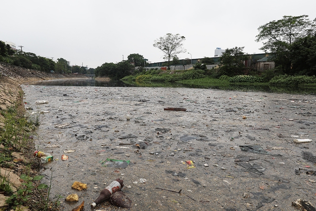 Có nên lấy nước sông Hồng làm sạch ô nhiễm sông Nhuệ? - Ảnh 2.