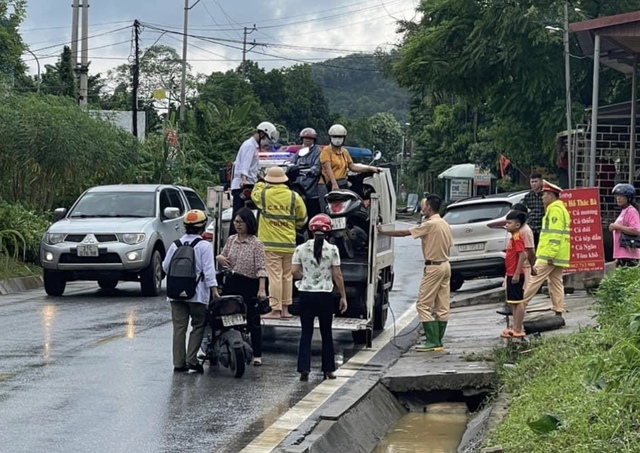 Mưa lớn gây ngập úng ở Yên Bái, CSGT dùng xe chuyên dụng chở người dân - Ảnh 4.
