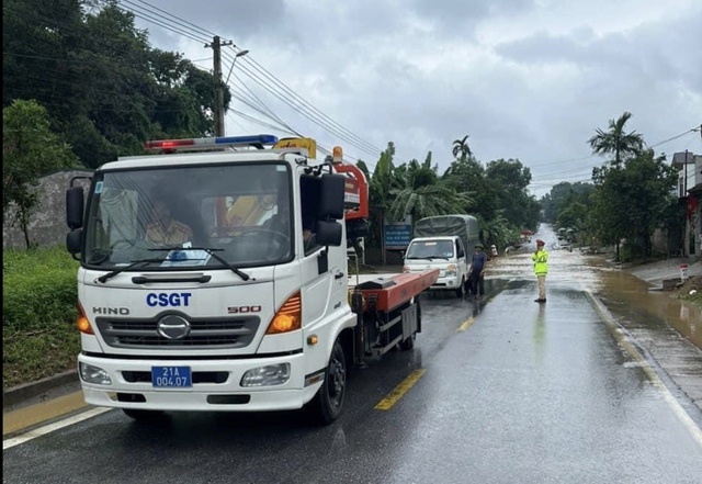 Mưa lớn gây ngập úng ở Yên Bái, CSGT dùng xe chuyên dụng chở người dân - Ảnh 2.