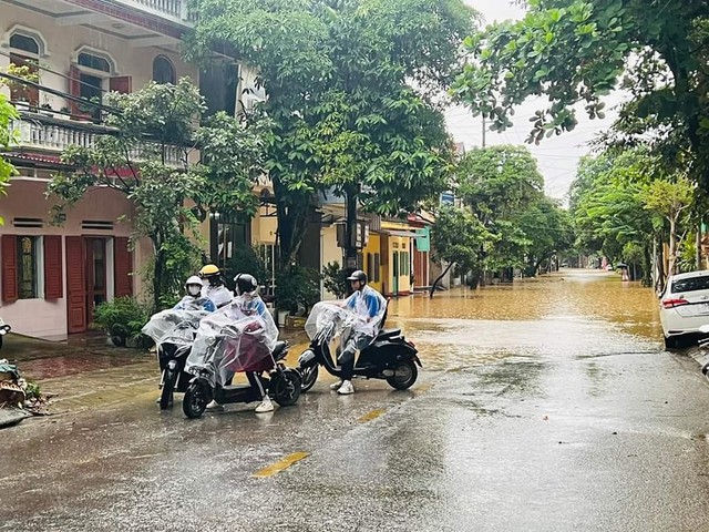 Mưa lớn gây ngập úng ở Yên Bái, CSGT dùng xe chuyên dụng chở người dân - Ảnh 1.