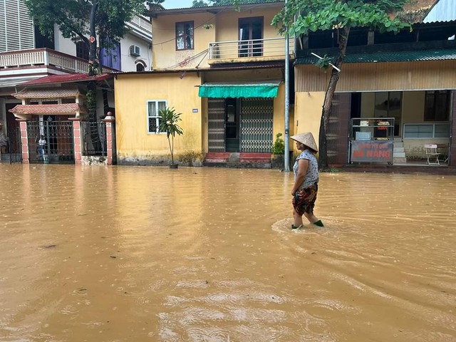 Mưa lớn gây ngập lụt, sạt lở ở Yên Bái, 2 người tử vong - Ảnh 4.