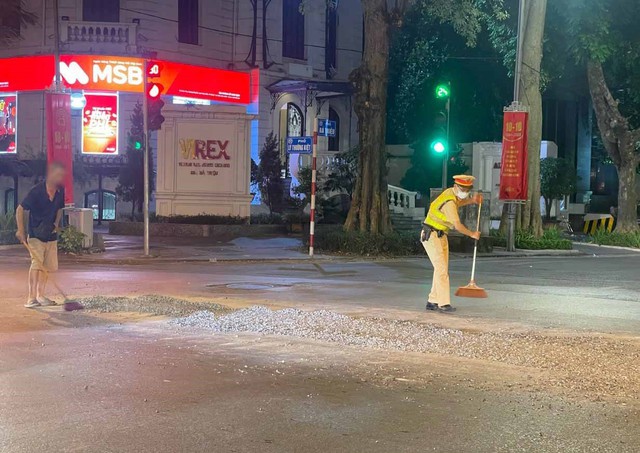 Phạt 4 triệu đồng tài xế xe tải làm rơi đất đá tại đường phố Hà Nội - Ảnh 1.