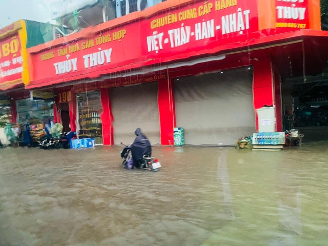 Mưa lớn, nhiều tuyến đường ở TP Hà Tĩnh ngập sâu - Ảnh 7.