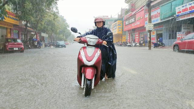 Mưa lớn, nhiều tuyến đường ở TP Hà Tĩnh ngập sâu - Ảnh 5.