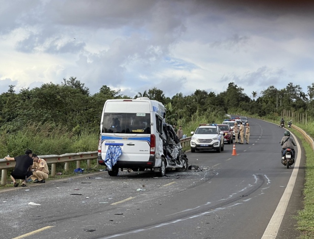 Xe khách tông xe tải ở Đắk Lắk, 13 người thương vong - Ảnh 1.