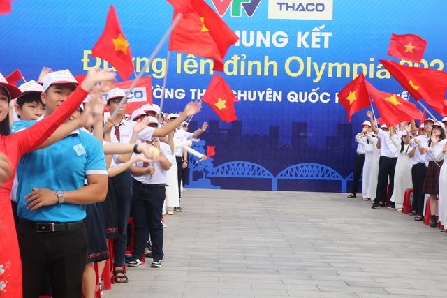 Chung kết Đường lên đỉnh Olympia 2023: Hàng nghìn người cổ vũ các nhà 'leo núi' tại điểm cầu Huế - Ảnh 8.