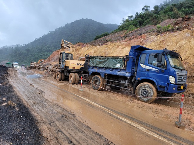 Sạt lở trên cao tốc La Sơn - Tuý Loan, lượng lớn đất đá tràn xuống đường - Ảnh 1.