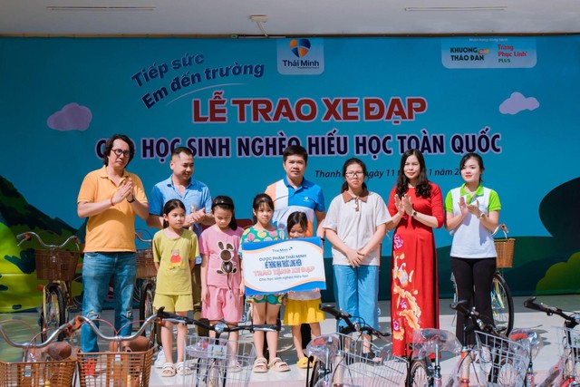 Những cảm xúc khó quên trong lễ trao xe đạp cho học sinh nghèo tại Thanh Hoá- Ảnh 1.