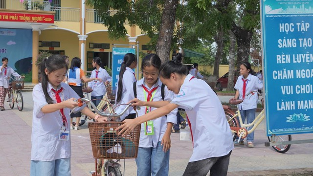 Những cảm xúc khó quên trong lễ trao xe đạp cho học sinh nghèo tại Thanh Hoá- Ảnh 2.