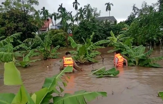 Thương tâm cháu bé 3 tuổi rơi xuống sông mất tích- Ảnh 2.