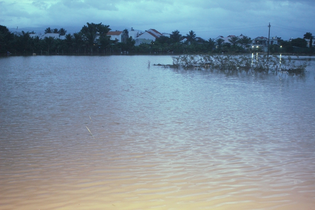 Mưa lớn, nhiều nhà ở Nha Trang bị ngập, cầu Phú Kiểng bị cuốn trôi- Ảnh 10.