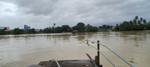 Mưa lớn, nhiều nhà ở Nha Trang bị ngập, cầu Phú Kiểng bị cuốn trôi- Ảnh 1.