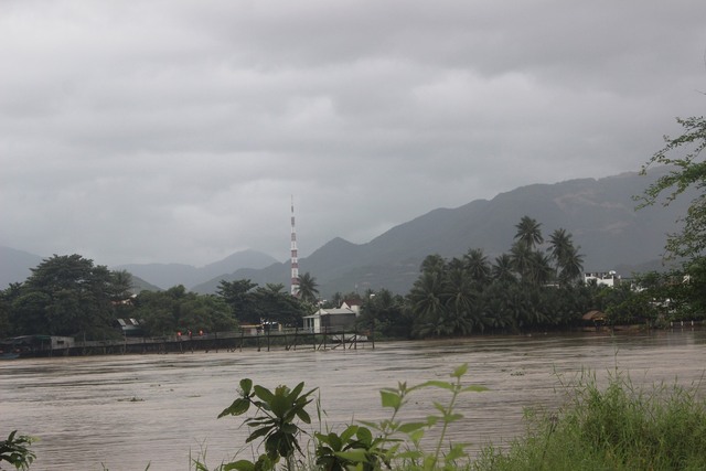 Mưa lớn, nhiều nhà ở Nha Trang bị ngập, cầu Phú Kiểng bị cuốn trôi- Ảnh 2.