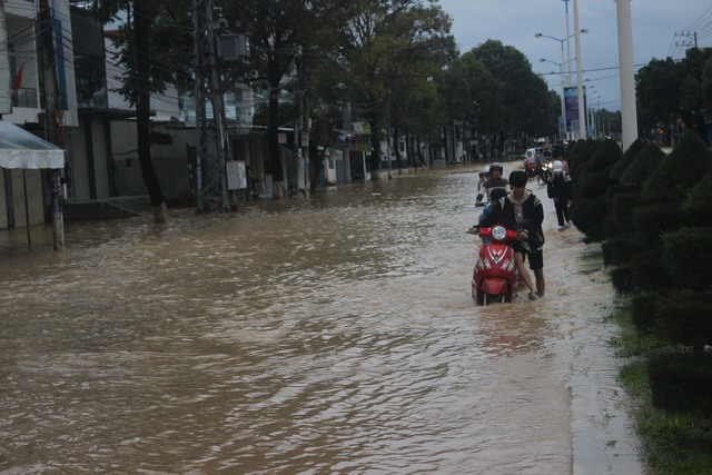 Mưa lớn, nhiều nhà ở Nha Trang bị ngập, cầu Phú Kiểng bị cuốn trôi- Ảnh 4.